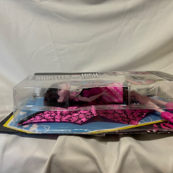 Draculaura Monster High Ghoul-To-Bat Transformation Doll - Picture 6 of 7